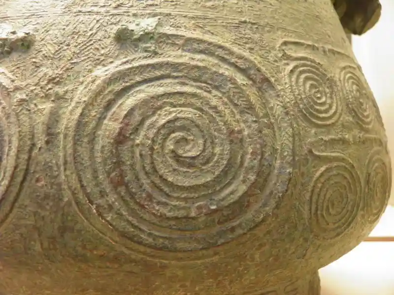 Spiral symbol on bronze ritual wine vessel, you